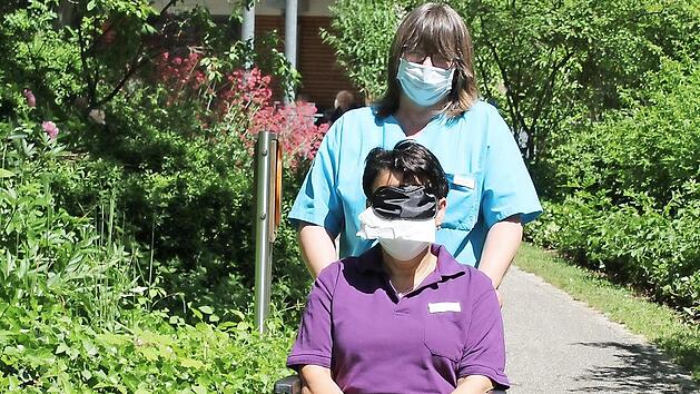 Während des zweitägigen Auftaktprojekts durften die Mitarbeiter des Seniorenzentrums auch verschiedene Selbsterfahrungsübungen durchführen, um sich in sehbeeinträchtigte Senioren besser hineinversetzen zu können.