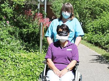 W&auml;hrend des zweit&auml;gigen Auftaktprojekts durften die Mitarbeiter des Seniorenzentrums auch verschiedene Selbsterfahrungs&uuml;bungen durchf&uuml;hren, um sich in sehbeeintr&auml;chtigte Senioren besser hineinversetzen zu k&ouml;nnen.