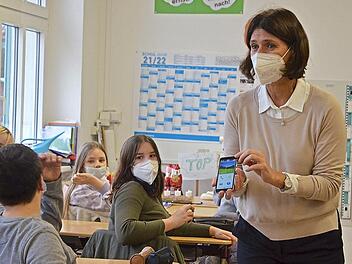 Das Seniorenhandy, das Beate Speyerer vorstellt, sorgte für Heiterkeit - die Schüler haben alle leistungsstärkere Geräte.