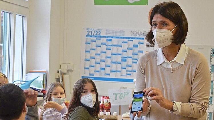 Das Seniorenhandy, das Beate Speyerer vorstellt, sorgte für Heiterkeit - die Schüler haben alle leistungsstärkere Geräte.