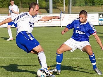 Markus Fischer (links), hier im Spiel gegen den VfL Frohnlach II, wird sein Amt als Spielertrainer des  FC Mitwitz  im Sommer abgeben. Dann will  er mit der   Mannschaft  den Klassenerhalt in der Bezirksliga 1 feiern. Foto:  Heinrich Weiß