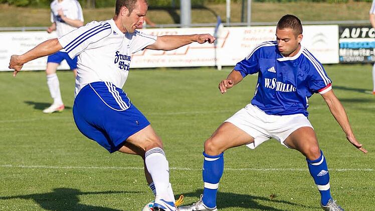 Markus Fischer (links), hier im Spiel gegen den VfL Frohnlach II, wird sein Amt als Spielertrainer des  FC Mitwitz  im Sommer abgeben. Dann will  er mit der   Mannschaft  den Klassenerhalt in der Bezirksliga 1 feiern. Foto:  Heinrich Weiß