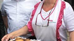 Margit Thein servierte die frisch gebratenen Würste.