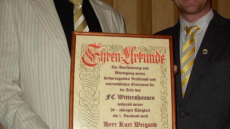 Kurt Weigand (links) wurde vom Vorsitzenden zum Ehrenvorsitzenden des FC "Frankonia" Wittershausen ernannt.