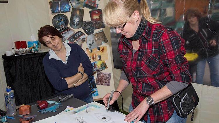 Profi an der Arbeit: Wie so ein Airbrush-Werk entsteht, wird hier vorgeführt.