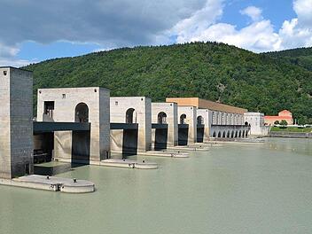 Das Kraftwerk Jochenstein an der deutsch-österreichischen Grenze ist mit einer Leistung von 132 Megawatt eines der größten Flusskraftwerke in Deutschland. Betreiber der Anlage an der bayerischen Donau ist die österreichische Verbund AG. Foto: Archiv