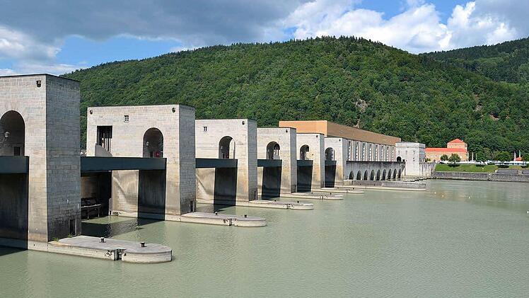 Das Kraftwerk Jochenstein an der deutsch-österreichischen Grenze ist mit einer Leistung von 132 Megawatt eines der größten Flusskraftwerke in Deutschland. Betreiber der Anlage an der bayerischen Donau ist die österreichische Verbund AG. Foto: Archiv