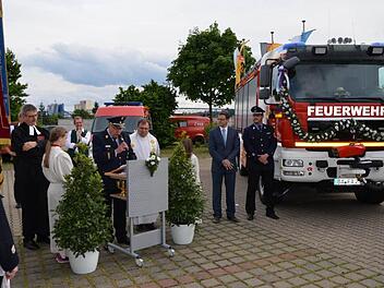 Kreisbrandmeister Bernhard Ziegmann bei der Feier anlässlich der Fahrzeugsegnung der FFW Altendorf mit den örtlichen Geistlichen, Bürgermeister Karl-Heinz Wagner und Tobias Spörlein, dem 1. Kommandanten der Feuerwehr Altendorf  Foto: Andrea Spörlein