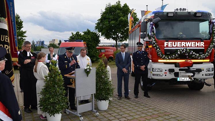 Kreisbrandmeister Bernhard Ziegmann bei der Feier anlässlich der Fahrzeugsegnung der FFW Altendorf mit den örtlichen Geistlichen, Bürgermeister Karl-Heinz Wagner und Tobias Spörlein, dem 1. Kommandanten der Feuerwehr Altendorf  Foto: Andrea Spörlein