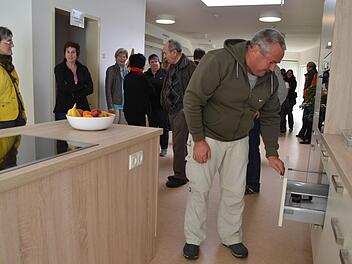 Für das neue Pflegeheim interessieren sich viele Besucher aus dem ganzen Markt Burkardroth und Umgebung. Hier inspiziert Egon Miller aus Premich die Küchenausstattung. Foto: Kathrin Kupka-Hahn