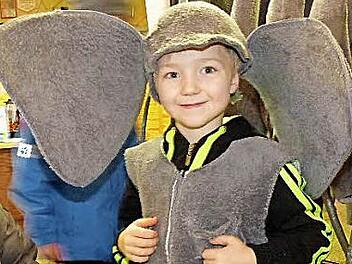 Christian (7) wurde auf der Suche nach einem Faschingskostüm beim Basar auf der Trebgaster Naturbühne fündig: Ert geht dieses Jahr als "Elefant". Foto: Dieter Hübner