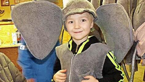 Christian (7) wurde auf der Suche nach einem Faschingskostüm beim Basar auf der Trebgaster Naturbühne fündig: Ert geht dieses Jahr als "Elefant". Foto: Dieter Hübner