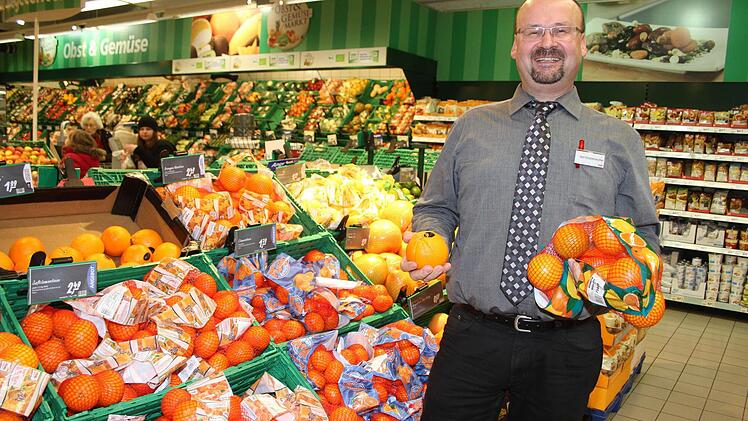 Orangen im 2,5 Kilo-Netz oder einzeln - beides ist in der Frischeabteilung möglich - eine ideale Single-Einkaufsstätte.