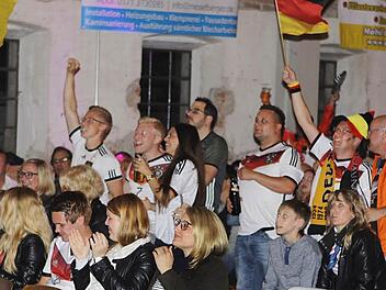 Groß war die Freude bei den Kronacher Fans nach dem 1:0 der deutschen Elf. Foto: Michael Wunder