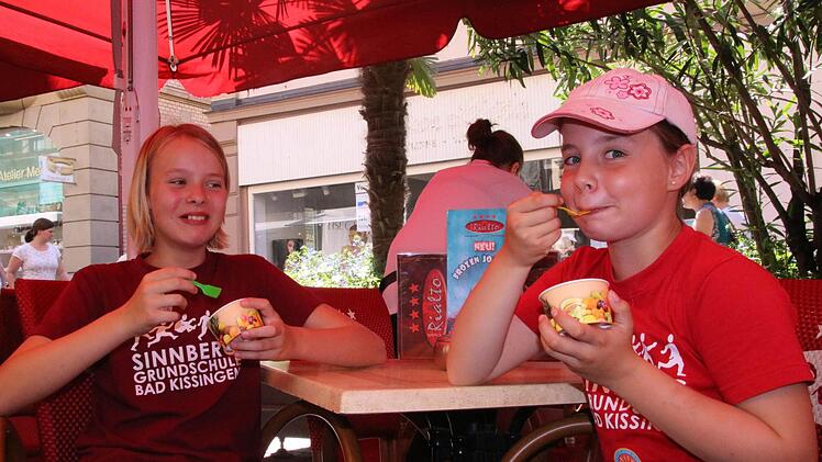 Lena und Jasmin aus der 4a haben wie die anderen 300 Kinder eine Belohnung vom Eiscaf&eacute; Rialto bekommen.  Foto: Markus Klein