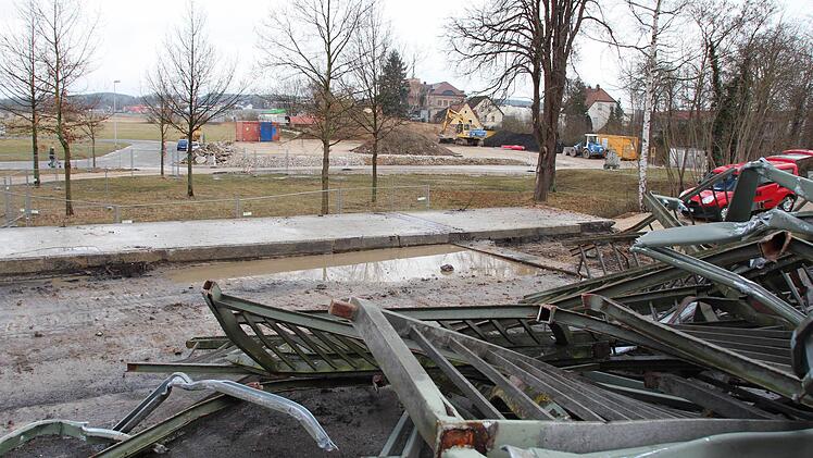 Auf der Flutbrücke wurden die Geländer abgeschnitten (vorne). Die Baustelleneinrichtung (hinten) soll näher an die Brücke verlegt werden. Foto: Andreas Dorsch