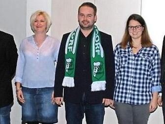Der neue FSV-Vorstand - von links: stellvertretender Vorsitzender André Wettermann, Kassiererin Anja Nerger, Vorsitzender Tino Fischer, Schriftführerin Tessa Hoffmann und Bürgermeister Robert Bosch. Foto: Norbert Backer