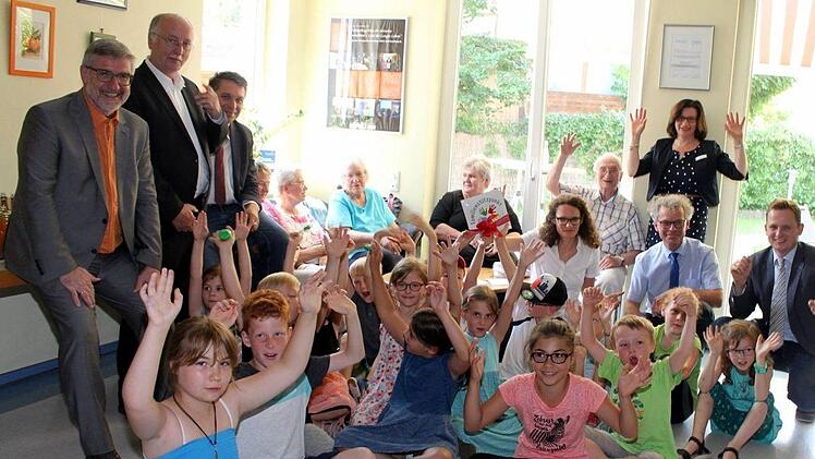 Auch das Mehrgenerationenhaus der Awo in Bad Rodach wurde zum Familienstützpunkt erweitert, was nicht nur den offiziellen Gästen wie Landrat Michael Busch, Hubert Joppich und Carsten Höllein (Awo, von links) sowie Bürgermeister Tobias Ehrlicher und Ministerialrat Robert Höcherl (kniend, von rechts) gefiel. Sichtlich begeistert zeigten sich auch die anwesenden Senioren sowie Kinder der Grund- und Mittelschule Bad Rodach. Eva Trapp (Bildmitte, weiße Bluse) wird den Familienstützpunkt betreuen u...