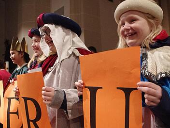 Bei der Probe für den großen Auftritt als Sternsinger im Sonntagsgottesdienst (v. l.): Maria Burger, Hannah Kestel, Lina Thum und Katharina Hauptmann. Foto: Marco Meißner