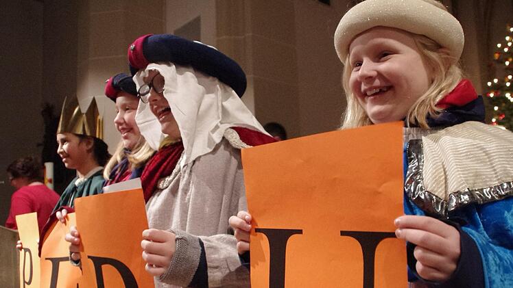 Bei der Probe für den großen Auftritt als Sternsinger im Sonntagsgottesdienst (v. l.): Maria Burger, Hannah Kestel, Lina Thum und Katharina Hauptmann. Foto: Marco Meißner