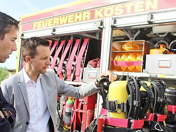 Kommandant Manuel Bergmann erklärt Bürgermeister Hügerich technische Ausgereiftheiten der neuen Anschaffung. Foto: Markus Häggberg
