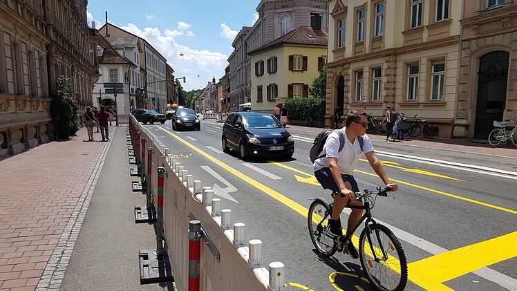 Neue Straßenmarkierungen am Markusplatz: Der Versuch soll zeigen, ob die Sicherheit auf der Kreuzung verbessert wird.  Foto: Sebastian Schanz