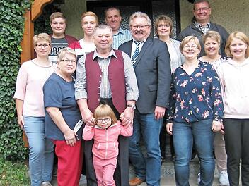 Hans Scherbel aus F&ouml;rtschendorf im Kreise seiner gro&szlig;en Familie. Rechts neben ihm B&uuml;rgermeister Hans Pietz  Foto: Willibald Jungkunz
