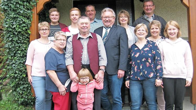 Hans Scherbel aus F&ouml;rtschendorf im Kreise seiner gro&szlig;en Familie. Rechts neben ihm B&uuml;rgermeister Hans Pietz  Foto: Willibald Jungkunz