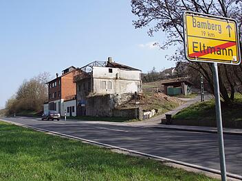 Auf dem Gelände hinter den beiden Gebäuden, die noch abgebrochen werden, soll das Baugebiet "Stephanshöhe" in Eltmann entstehen. Der Stadtrat befasste sich am Mittwoch mit den Stellungnahmen der Träger öffentlicher Belange.  Sabine Weinbeer