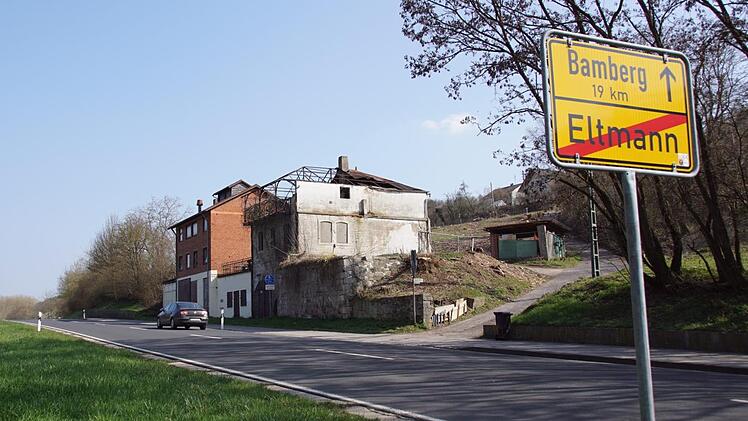 Auf dem Gelände hinter den beiden Gebäuden, die noch abgebrochen werden, soll das Baugebiet "Stephanshöhe" in Eltmann entstehen. Der Stadtrat befasste sich am Mittwoch mit den Stellungnahmen der Träger öffentlicher Belange.  Sabine Weinbeer