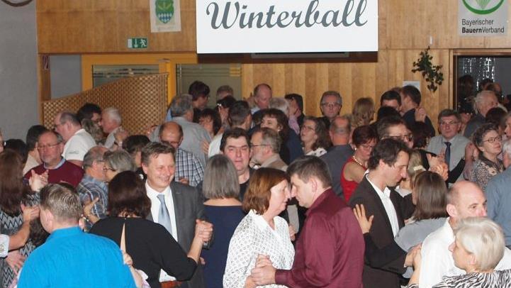 Eine tolle Stimmung herrschte bei den Besuchern des Winterballs der Landwirtschaft, die eifrig das Tanzbein schwangen.  Foto: Alfred Thieret