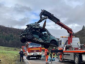 Autofahrerin verstirbt nach Zusammensto&szlig; noch an Unfallstelle