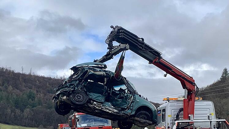 Autofahrerin verstirbt nach Zusammensto&szlig; noch an Unfallstelle