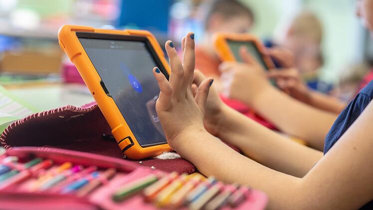 Wie hier auf dem Symbolbild lernen ab sofort auch die Grundschüler in Zeitlofs. Foto: Armin Weigel/dpa