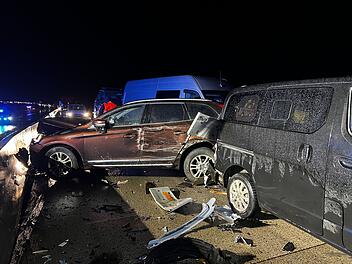 Glück im Unglück bei Massencrash auf der A6: - Lediglich eine Person leicht bis mittelschwer verletzt - Toyota bleibt aufgrund technischem Defekts liegen - Nachfolgender Kleintransporter mit Fahrzeuganhänger kann nicht rechtzeitig bremsen und fährt auf - Kleintransporter verwickelt fünf weitere Fahrzeuge in Unfallgeschehen - Rettungshubschrauber im Einsatz, aber nicht für Transport benötigt - Trümmerfeld auf der Fahrbahn Glück im Unglück bei Massencrash auf der A6: - Lediglich eine Person leicht bis mittelschwer verletzt - Toyota bleibt aufgrund technischem Defekts liegen - Nachfolgender Kleintransporter mit Fahrzeuganhänger kann nicht rechtzeitig bremsen und fährt auf - Kleintransporter verwickelt fünf weitere Fahrzeuge in Unfallgeschehen - Rettungshubschrauber im Einsatz, aber nicht für Transport benötigt - Trümmerfeld auf der Fahrbahn