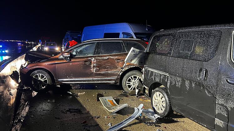 Glück im Unglück bei Massencrash auf der A6: - Lediglich eine Person leicht bis mittelschwer verletzt - Toyota bleibt aufgrund technischem Defekts liegen - Nachfolgender Kleintransporter mit Fahrzeuganhänger kann nicht rechtzeitig bremsen und fährt auf - Kleintransporter verwickelt fünf weitere Fahrzeuge in Unfallgeschehen - Rettungshubschrauber im Einsatz, aber nicht für Transport benötigt - Trümmerfeld auf der Fahrbahn