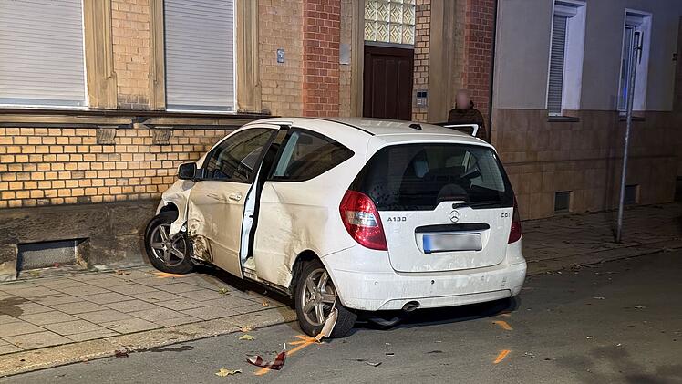 Autos krachten in Hauswand in Hof