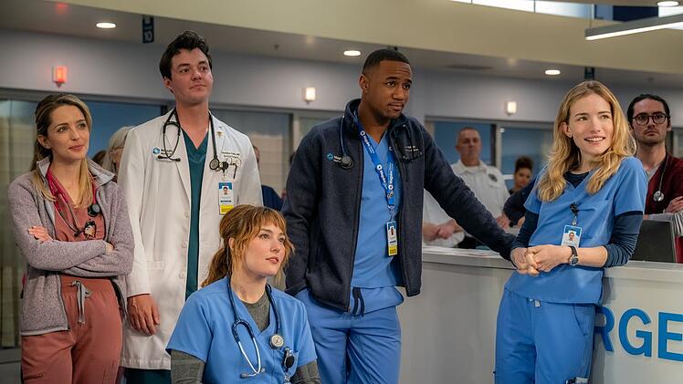 Dr. Danny Simms (Willa Fitzgerald, rechts) muss ihre Kolleginnen und Kollegen (von links: Jessica Rothe, Jack Bannon, Jessy Yates, Jessie T. Usher) davon überzeugen, eine gute Chefin zu sein.