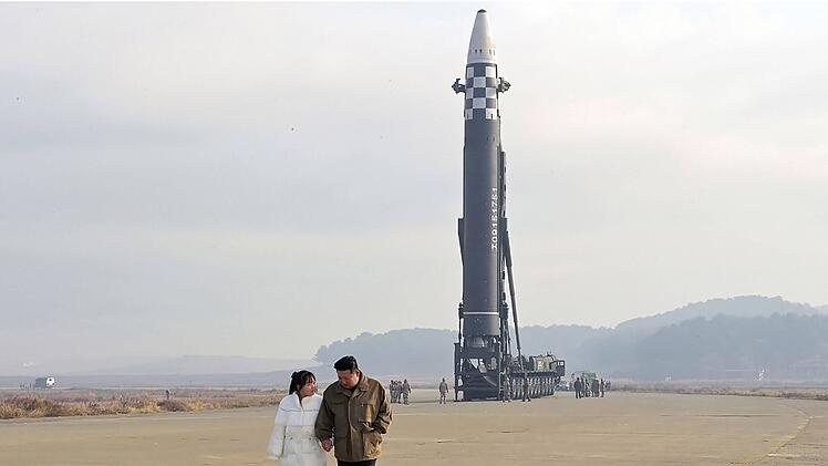 Raketenfan: Nordkoreas Staatschef Kim Jong-un besucht  Ende 2022 gemeinsam mit seiner Tocher ein milit&auml;risches Gel&auml;nde.
