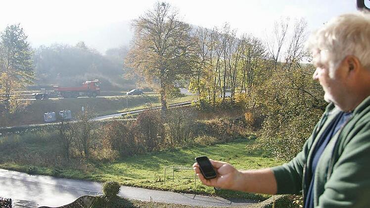 Wolfgang  Schmucker misst mit einer Handy-App die Lautstärke eines Lkw. Foto: Arkadius Guzy