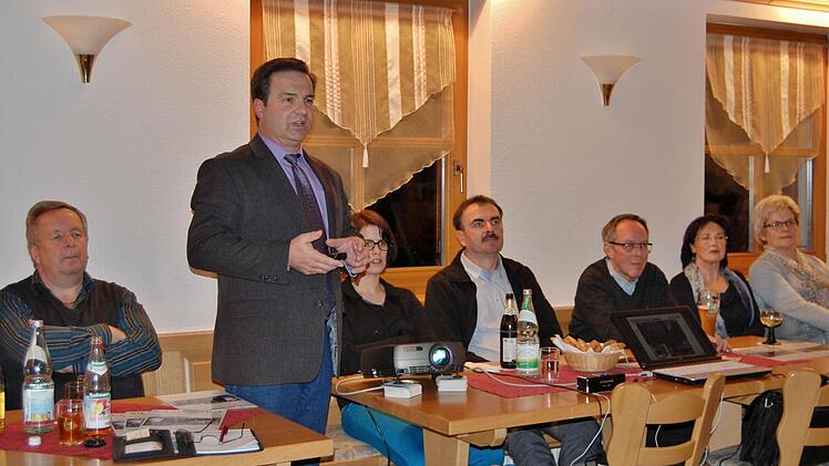 Der Bürgermeister von Aidhausen, Dieter Möhring, erzählte über den Dorfladen in seinem Ort. Foto: Sigismund von Dobschütz