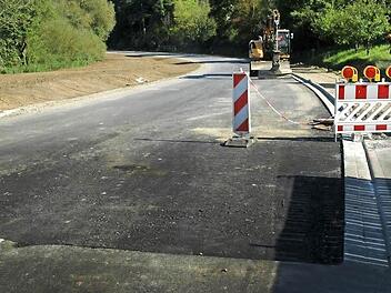Staatsstraße 2281: Ein Teil der Ortsverbindung zwischen Maßbach und Rothhausen ist bereits asphaltiert. Foto: Daniel Wiener