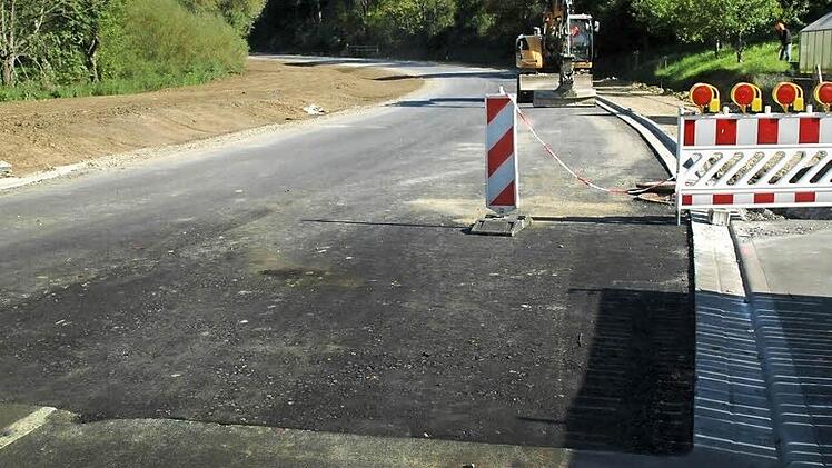 Staatsstraße 2281: Ein Teil der Ortsverbindung zwischen Maßbach und Rothhausen ist bereits asphaltiert. Foto: Daniel Wiener
