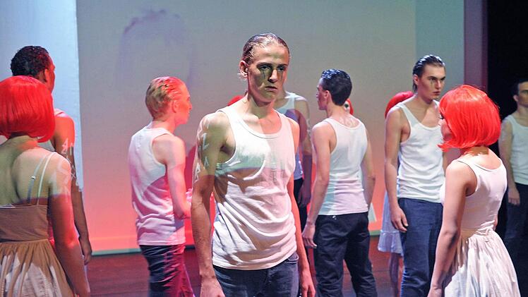 Szene aus "Tristan und Isolde" mit dem Jugendclub des Landestheaters in der Reithalle.Foto: Andrea Kremper