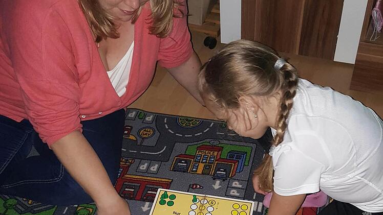 Heike Ziegler arbeitet im Schichtdienst. Wenn sie mal frei hat, möchte sie die Zeit gerne mit ihrer Tochter verbringen. Bisher ging das auch - dank flexibler Betreuungszeiten im Hort. Foto: Cornelia Ziegler