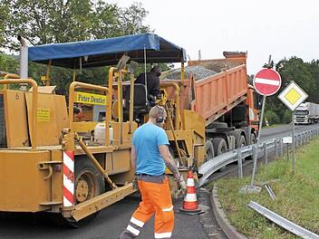 Die Baufirma war hier noch mit Restarbeiten beschäftigt. Ab heute ist die B 85 wieder in beide Richtungen befahrbar. Foto: Alexander Hartmann