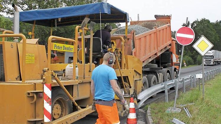 Die Baufirma war hier noch mit Restarbeiten beschäftigt. Ab heute ist die B 85 wieder in beide Richtungen befahrbar. Foto: Alexander Hartmann