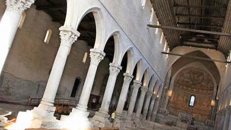 Die Kathedrale von Aquileia aus dem 11. Jahrhundert könnte - wäre die Geschichte anders verlaufen - heute das Zentrum des Vatikans sein. Ein Reiseziel ist Aquileia aber auch ohne die Präsenz des Papstes.