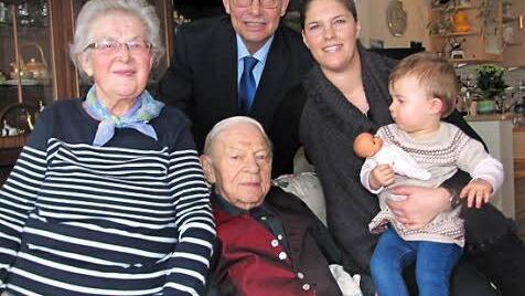 Das älteste und das jüngste Familienmitglied auf einem Bild vereint (von links): Maria Hofmann, Rolf Hofmann, Enkelin Kerstin Adlung und Urenkelin Annabell Adlung mit Altbürgermeister Hans-Heinrich Ulmann (Mitte hinten) Foto: Martin Koch