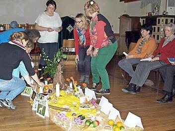 Der Weltgebetstag in Steinwiesen fand in diesem Jahr erstmals im Pfarrsaal statt.  Foto: Susanne Deuerling